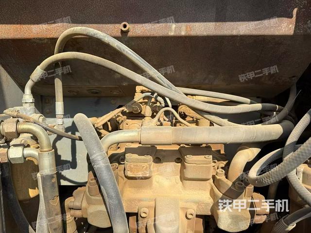 液压泵舱室正面整体（整机外观）