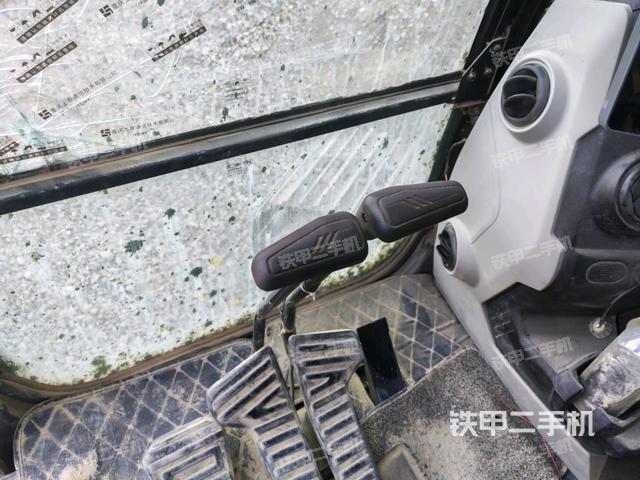 行走控制手柄和踏板 俯拍（驾驶室部分）