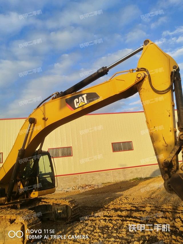 大臂油缸整体 竖拍（工作和回转装置）