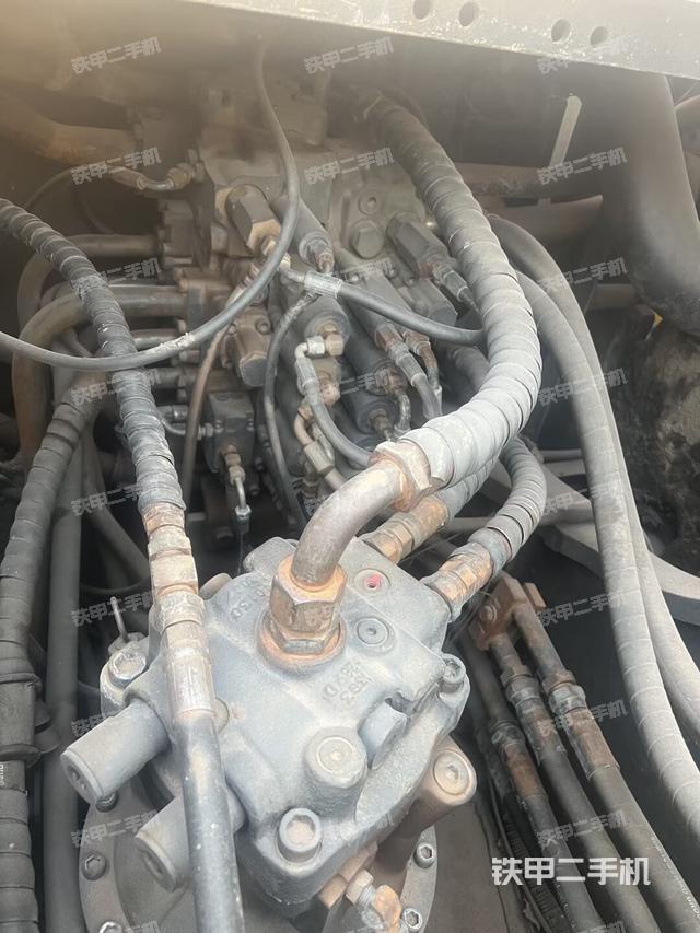 回转马达和主控阀（整机外观）