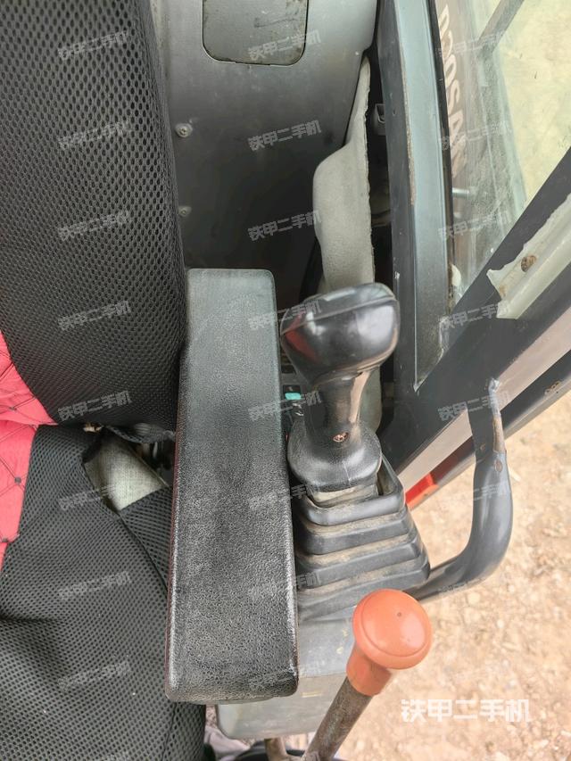 座椅右侧控制台/钥匙门/油门/含右手柄（驾驶室部分）