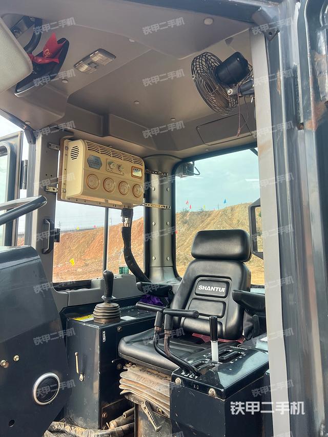 驾驶室操作台（设备外观及核心部件）