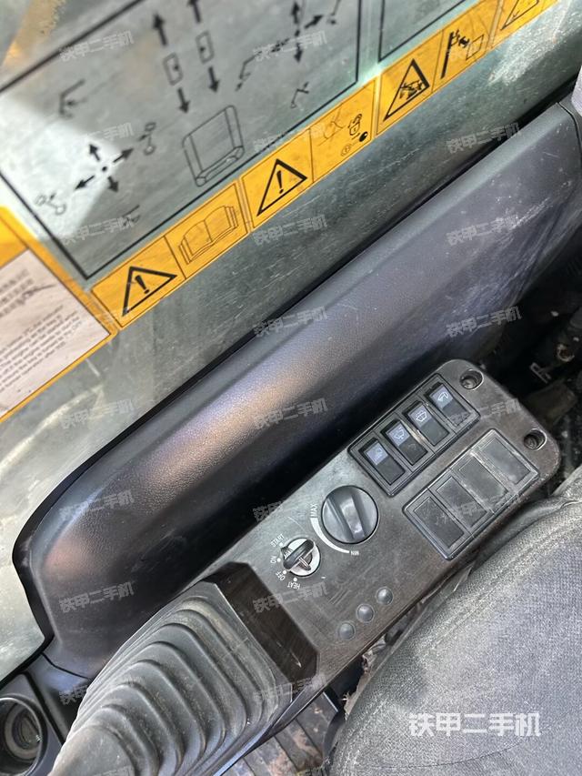 座椅右侧控制台/钥匙门/油门/含右手柄（驾驶室部分）