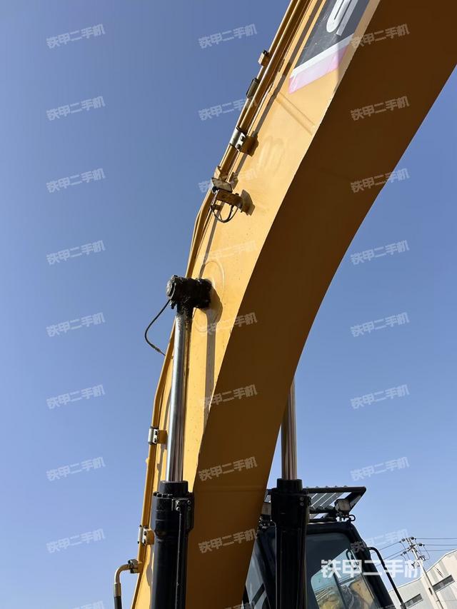 大臂油缸整体 竖拍（工作和回转装置）