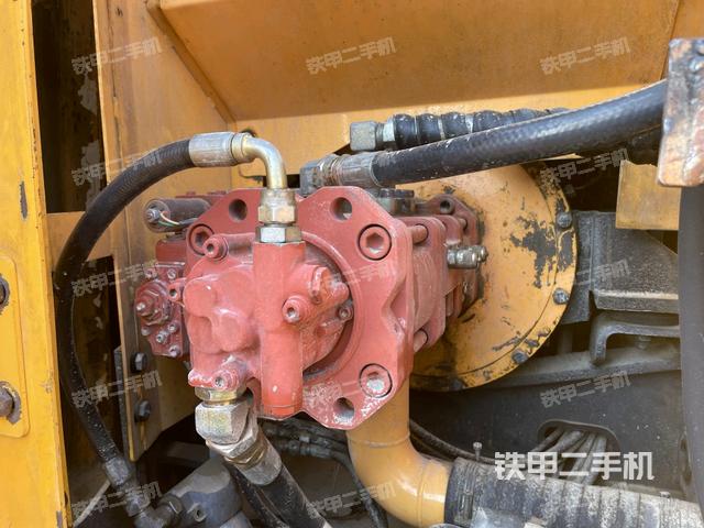 液压泵舱室正面整体（整机外观）