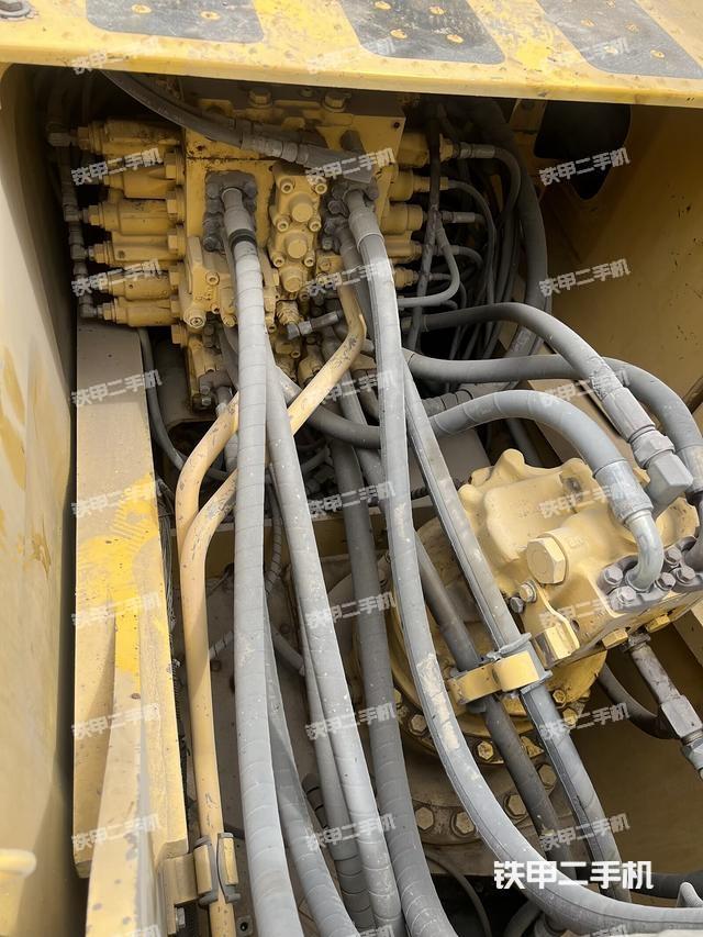 回转马达和主控阀（整机外观）