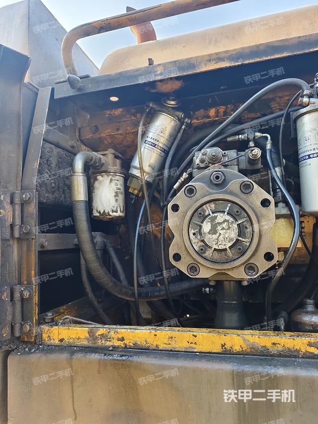 液压泵舱室正面整体（整机外观）