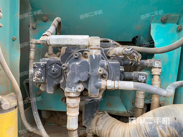 液压泵舱室正面整体（整机外观）