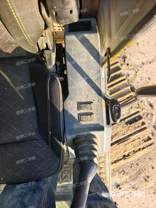 座椅左侧控制台/音响/含左手柄（驾驶室部分）