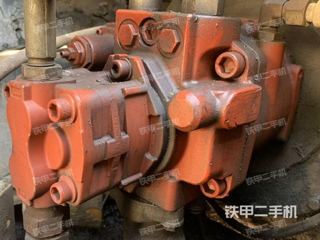 液压泵舱室正面整体（整机外观）