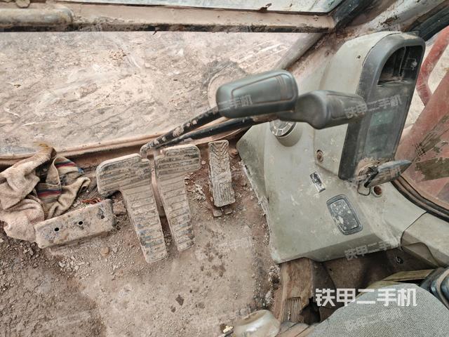 行走控制手柄和踏板 俯拍（驾驶室部分）