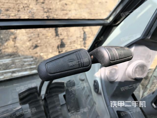 座椅左侧控制台/音响/含左手柄（驾驶室部分）