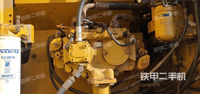 液压泵舱室正面整体（整机外观）