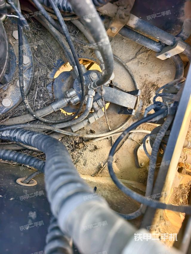 中央回转接头特写（上车部件）