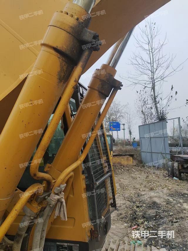 大臂油缸整体 竖拍（工作和回转装置）