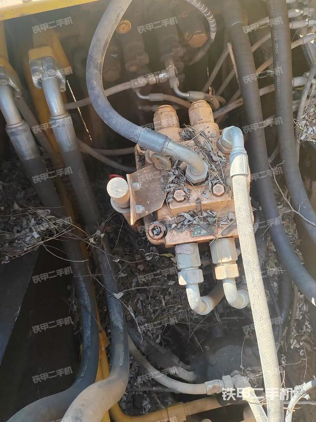 回转马达和主控阀（整机外观）