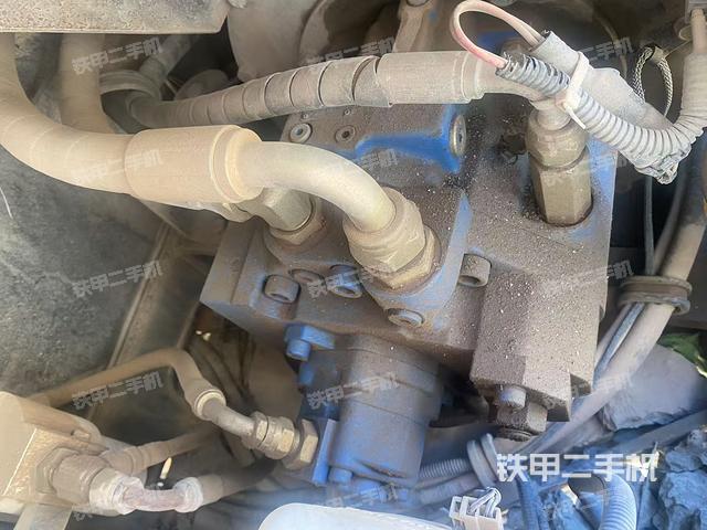 液压泵舱室正面整体（整机外观）