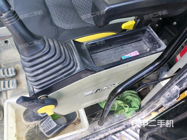 座椅左侧控制台/音响/含左手柄（驾驶室部分）