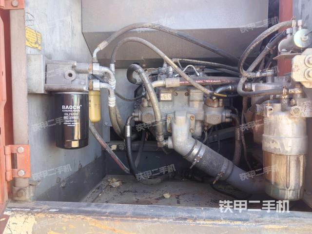 液压泵舱室正面整体（整机外观）