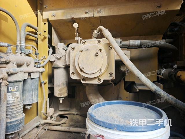 液压泵舱室正面整体（整机外观）