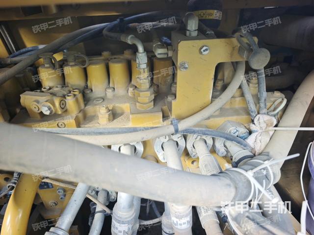 回转马达和主控阀（整机外观）