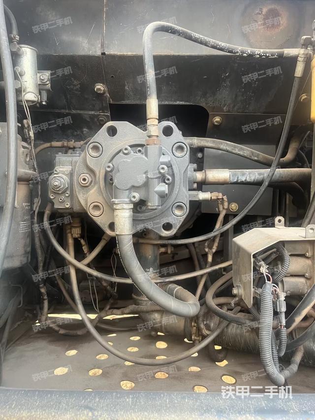 液压泵舱室正面整体（整机外观）