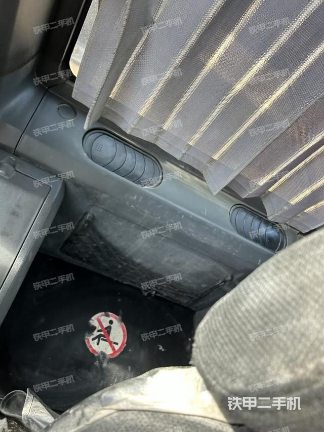 行走控制手柄和踏板 俯拍（驾驶室部分）