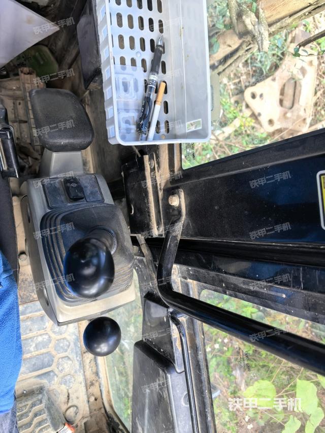 座椅左侧控制台/音响/含左手柄（驾驶室部分）