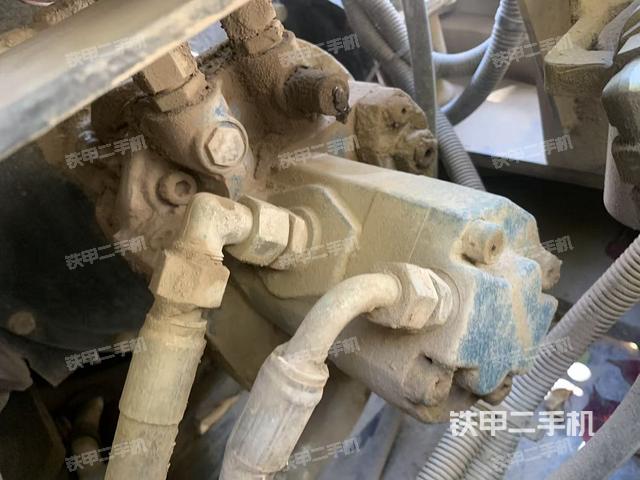 液压泵舱室正面整体（整机外观）