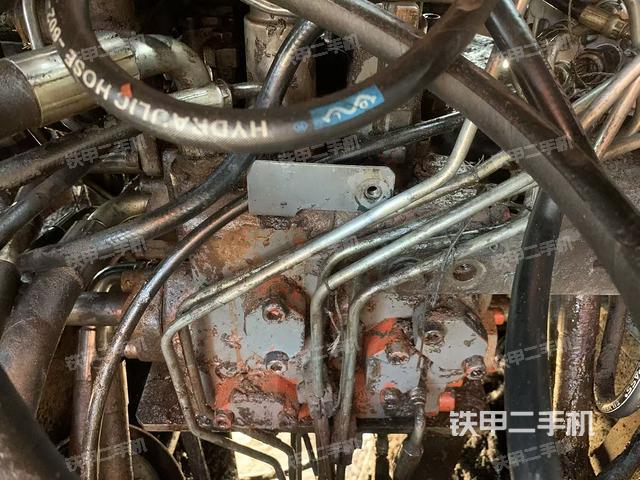 回转马达和主控阀（整机外观）