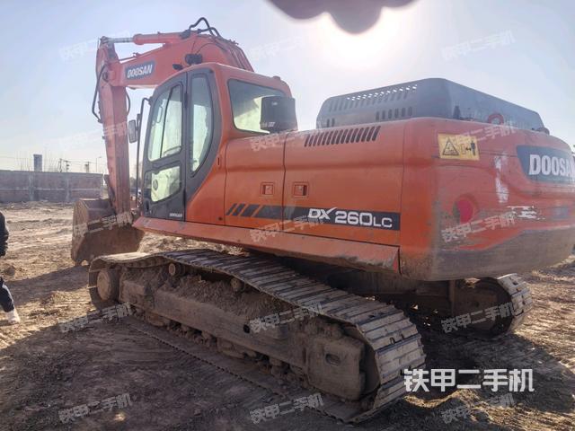 斗山DX260LC挖掘机