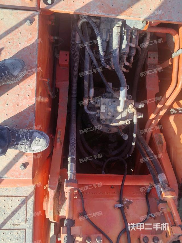 回转马达和主控阀（整机外观）