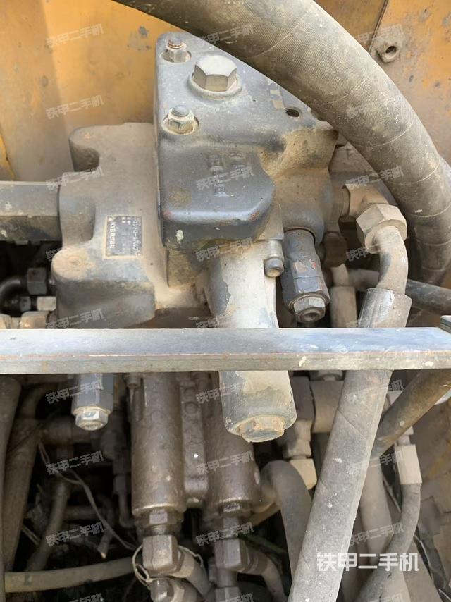 回转马达和主控阀（整机外观）