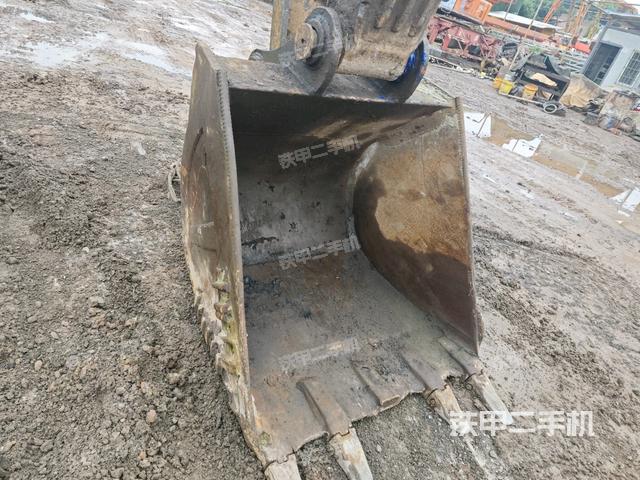 铲斗右后整体（工作和回转装置）