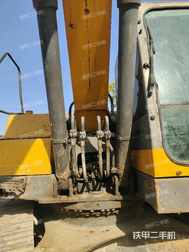 大臂油缸整体 竖拍（工作和回转装置）