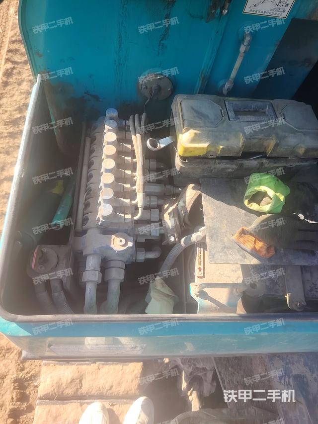 液压泵舱室正面整体（整机外观）