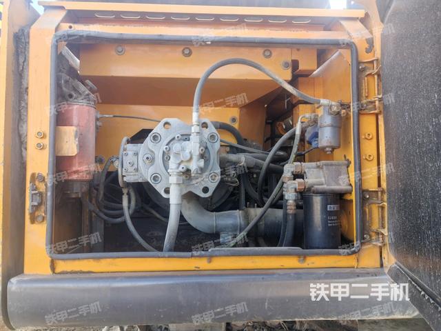 液压泵舱室正面整体（整机外观）