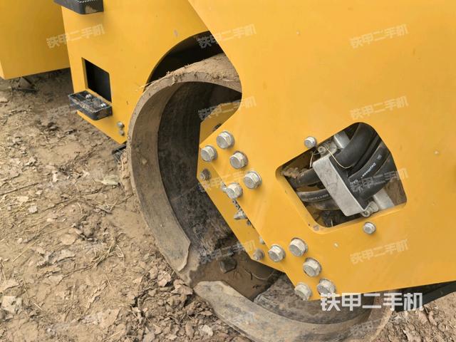 后轮右侧全景（压路机前后车架）
