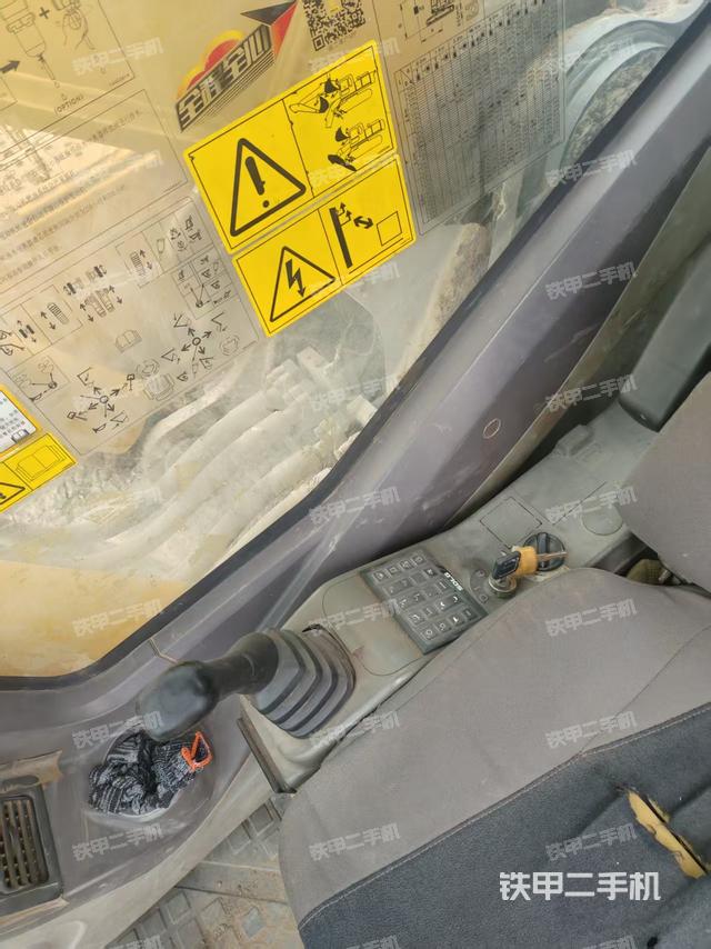 座椅右侧控制台/钥匙门/油门/含右手柄（驾驶室部分）