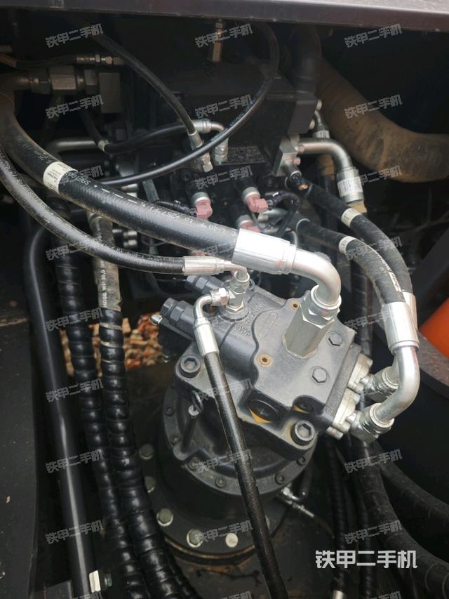 回转马达和主控阀（整机外观）