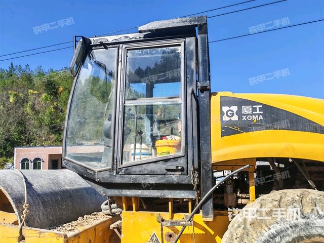 左侧正面照（压路机驾驶室）