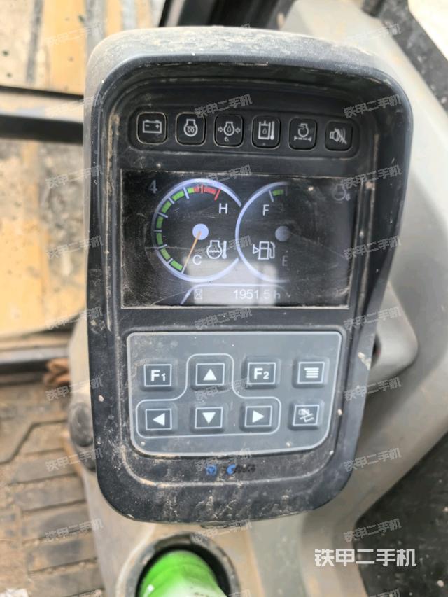 行走控制手柄和踏板 俯拍（驾驶室部分）