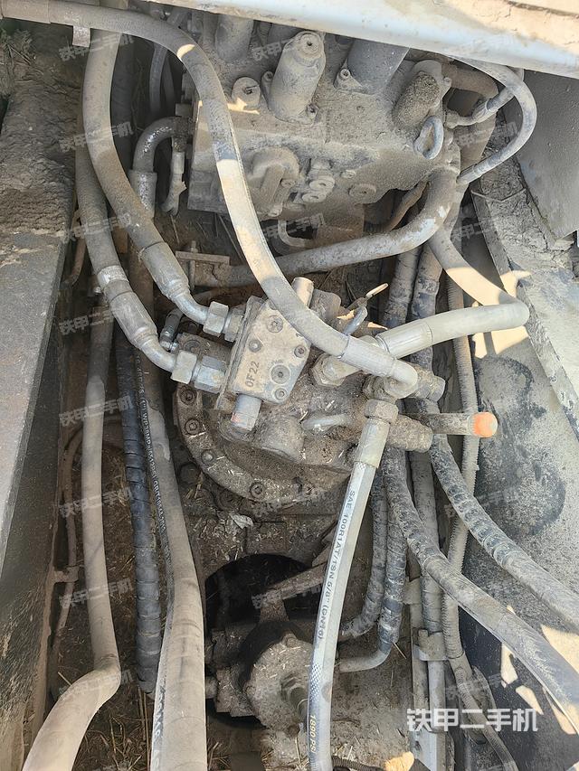 回转马达和主控阀（整机外观）