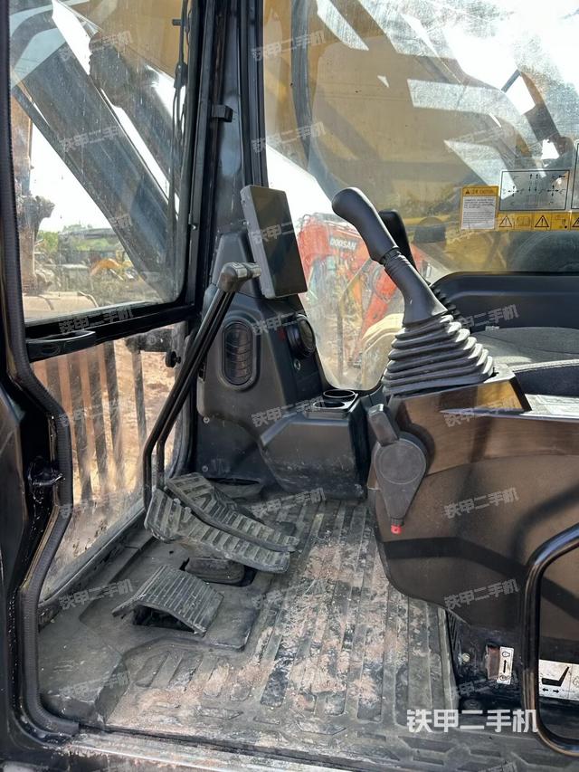 后窗玻璃角标（驾驶室部分）