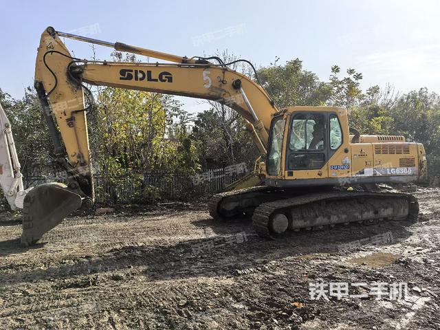 回转马达和主控阀（整机外观）