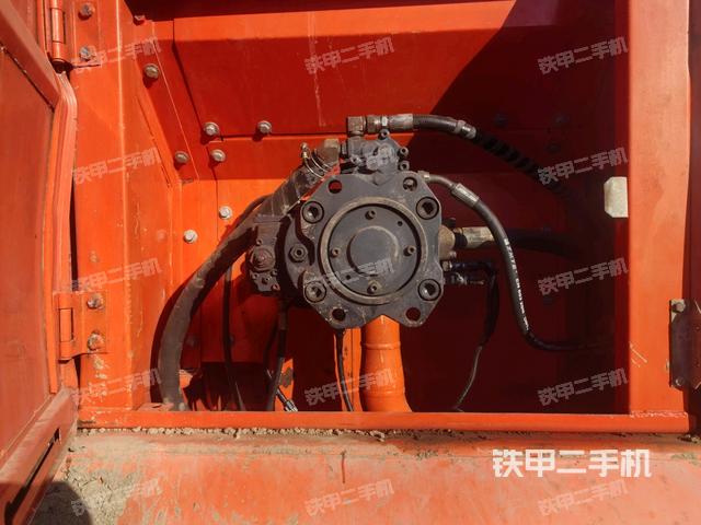 液压泵舱室正面整体（整机外观）