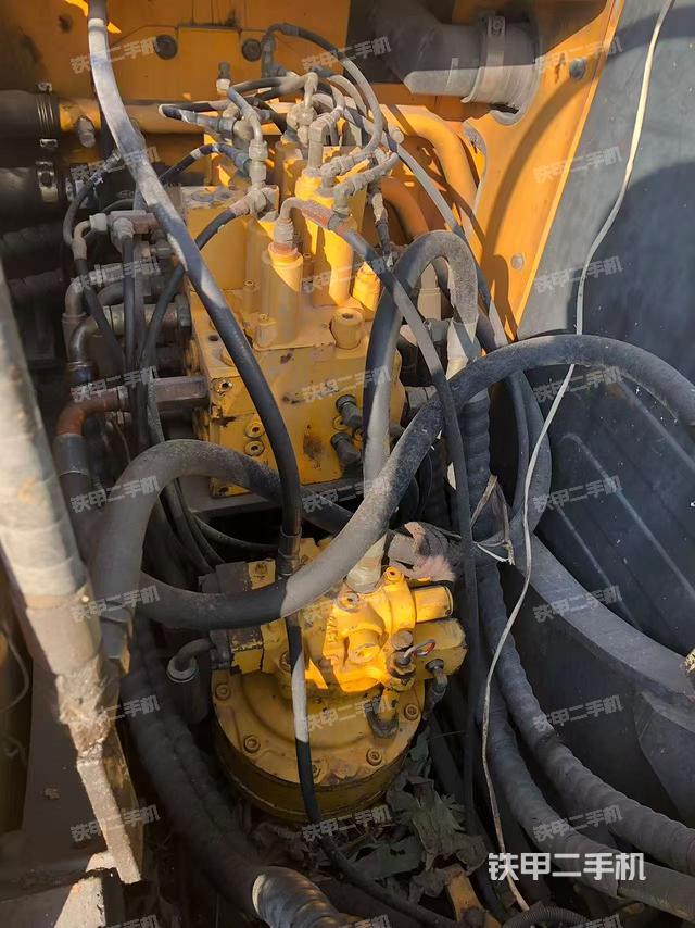 回转马达和主控阀（整机外观）