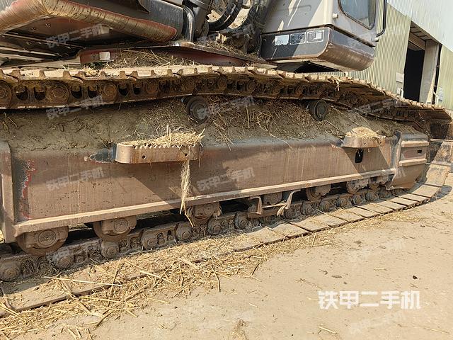 液压泵舱室正面整体（整机外观）