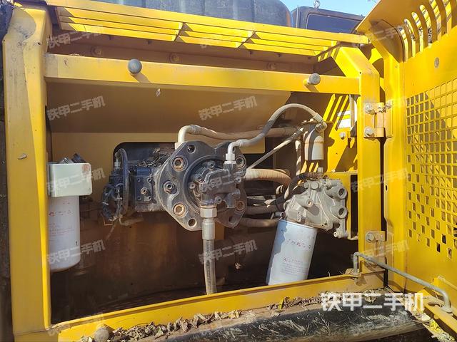 液压泵舱室正面整体（整机外观）