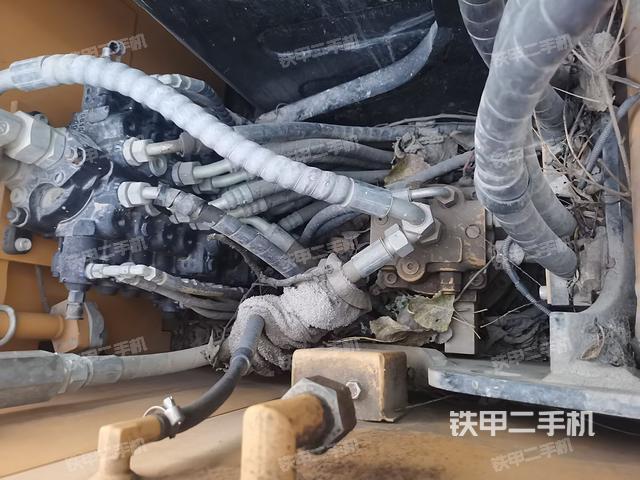 回转马达和主控阀（整机外观）